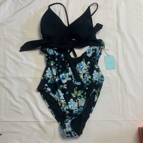 Cupshe Other - Womens cupshe one piece strappy floral suit.